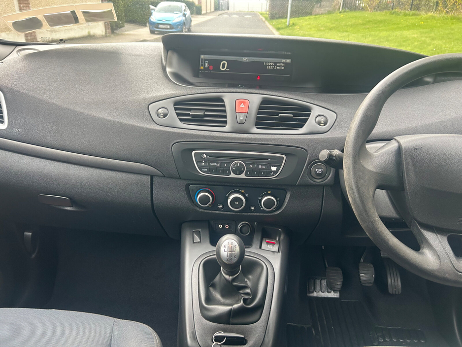 2010 Renault Grand Scenic - image 17