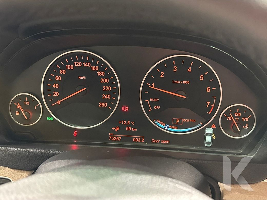 2016 BMW 3 Series - image 19