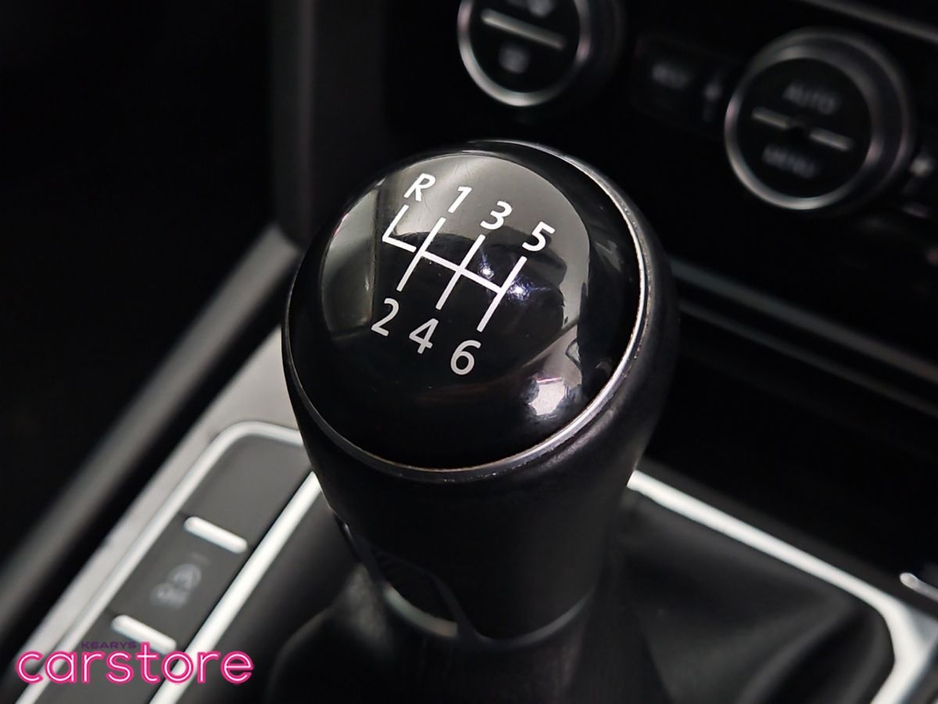 2016 Volkswagen Passat - image 19