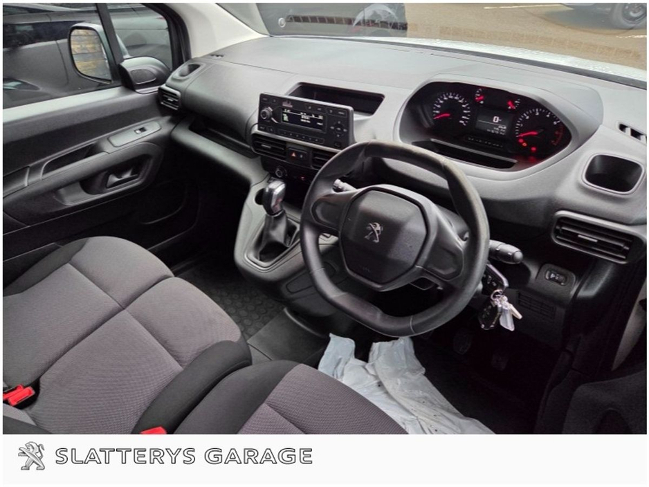 2020 Peugeot Partner - image 11