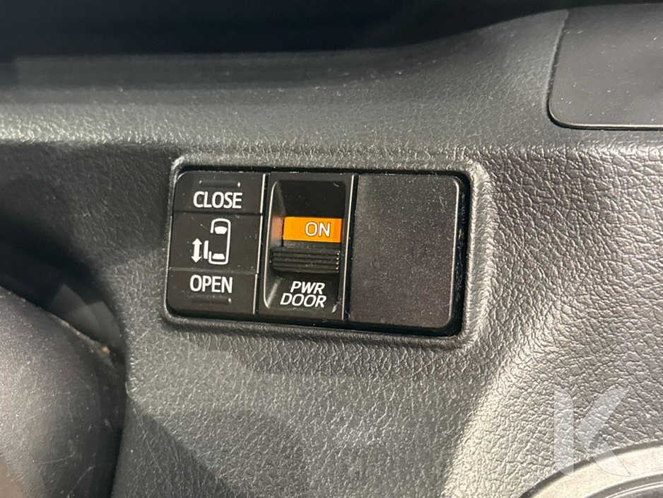 2019 Toyota Sienta - image 13