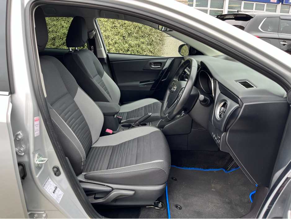 2016 Toyota Auris - image 10