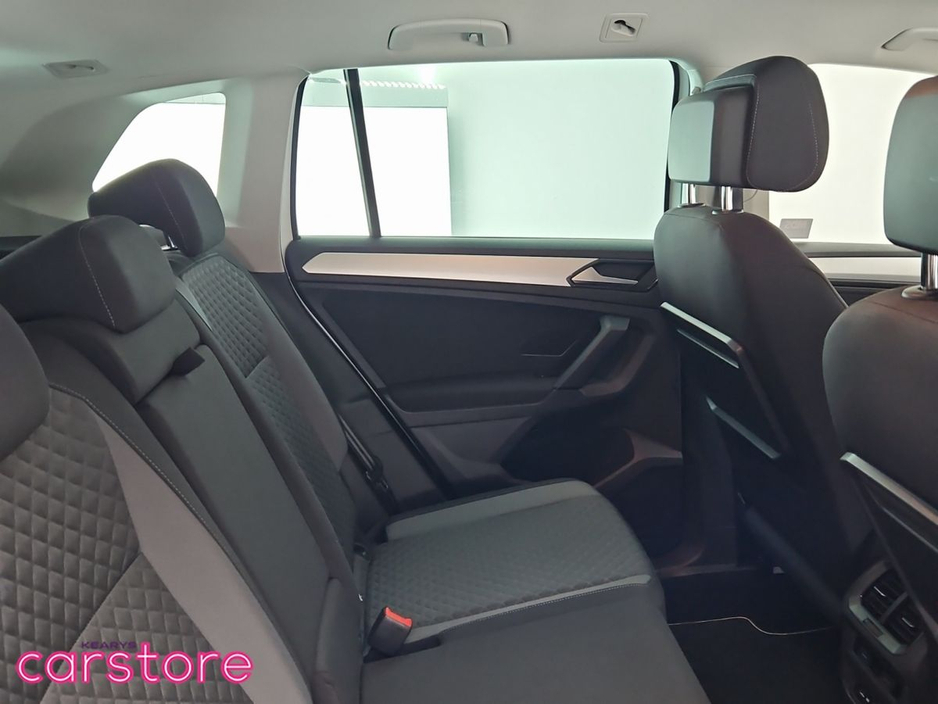 2018 Volkswagen Tiguan - image 10