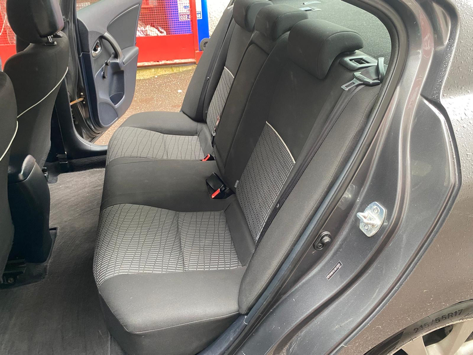 2013 Toyota Avensis - image 6