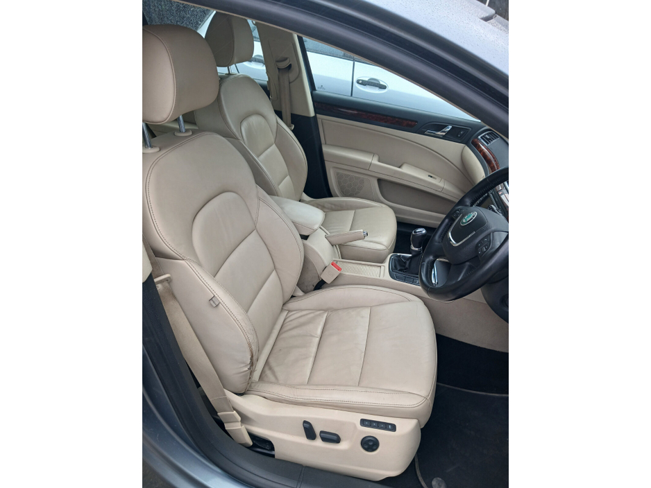 2013 Skoda Superb - image 13