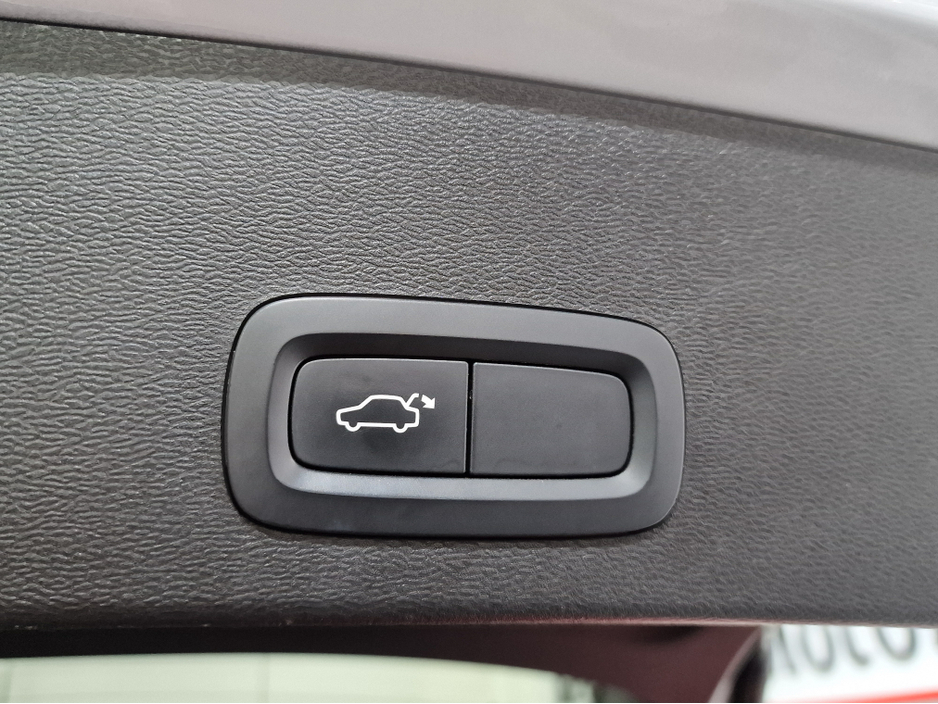 2021 Volvo XC40 - image 14