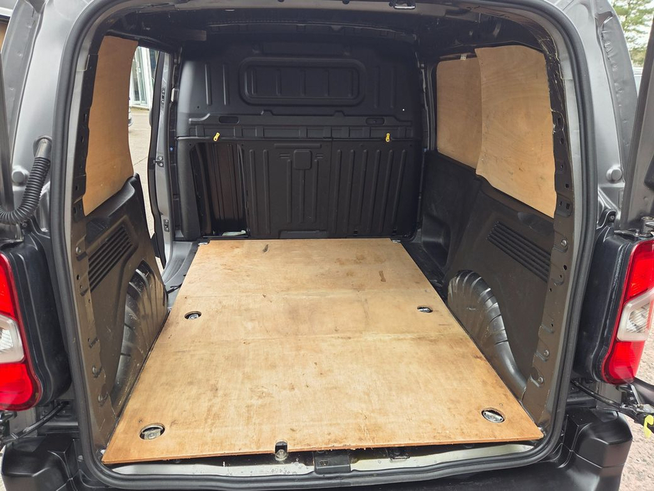 2021 Citroen Berlingo - image 10