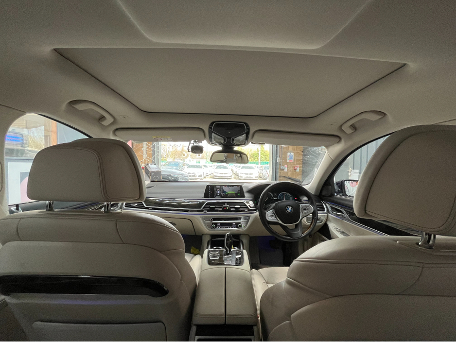 2018 BMW 7 Series - image 18
