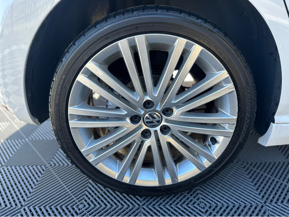 2013 Volkswagen Polo - image 4