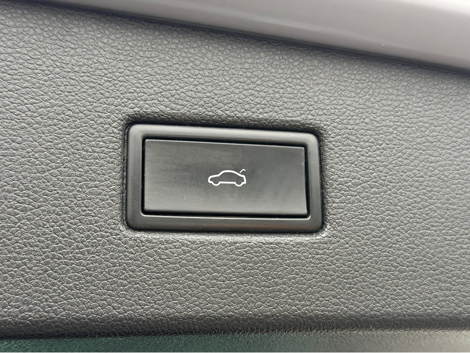 2021 Volkswagen Tiguan - image 32