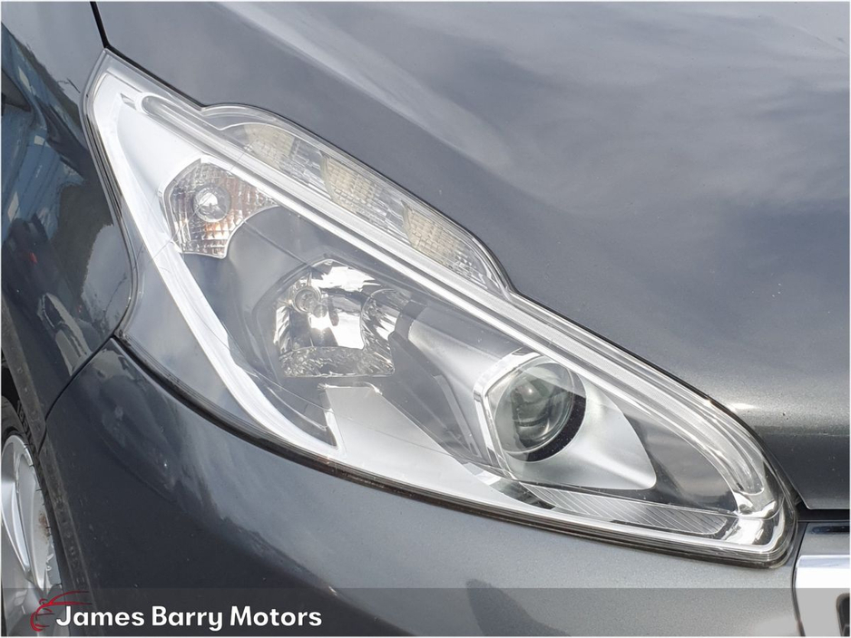 2016 Peugeot 208 - image 25