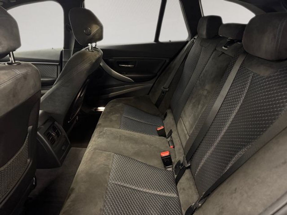 2015 BMW 3 Series - image 16