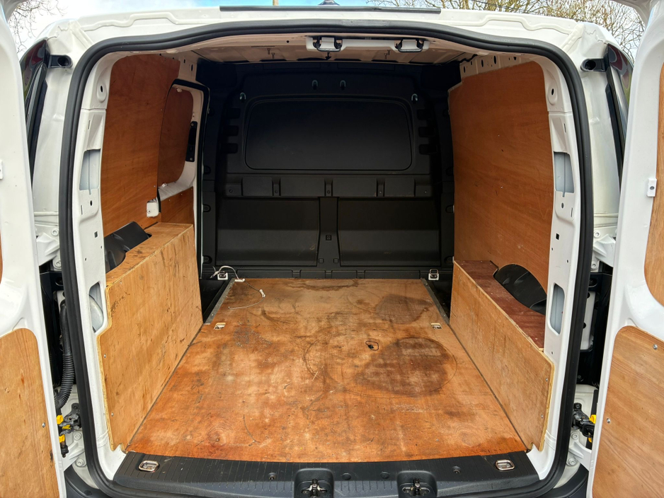 2023 Volkswagen Caddy - image 20