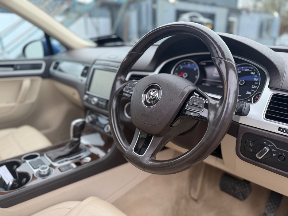 2018 Volkswagen Touareg - image 14