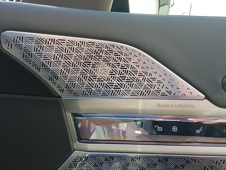 2025 BMW 7 Series - image 22