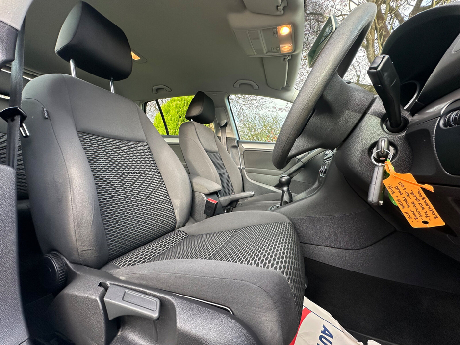 2011 Volkswagen Golf - image 8