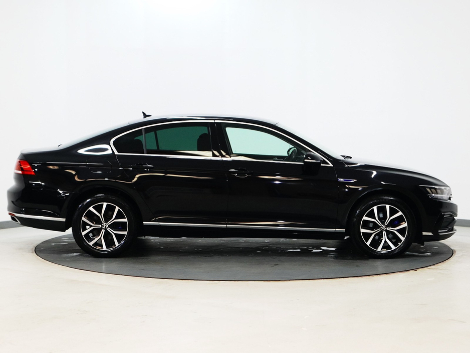 2022 Volkswagen Passat - image 2