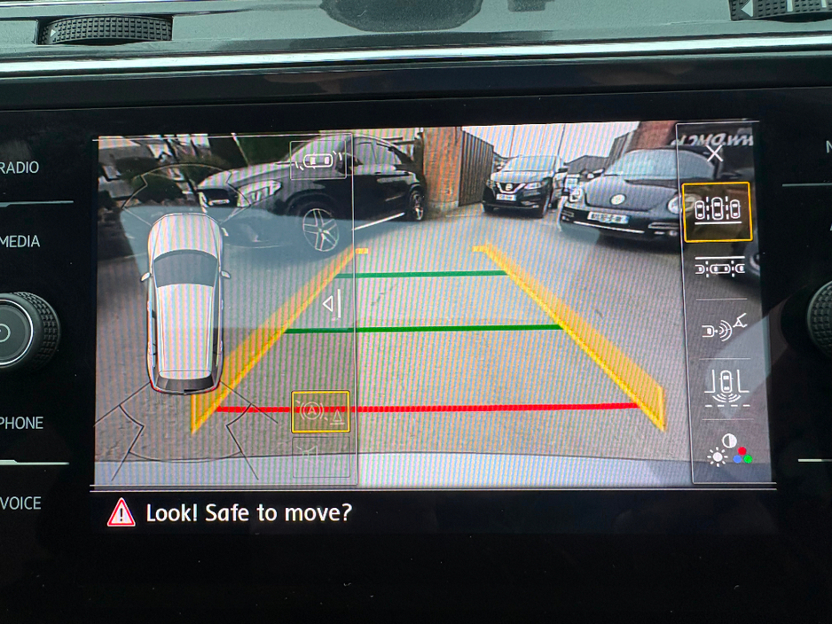 2018 Volkswagen Tiguan - image 32