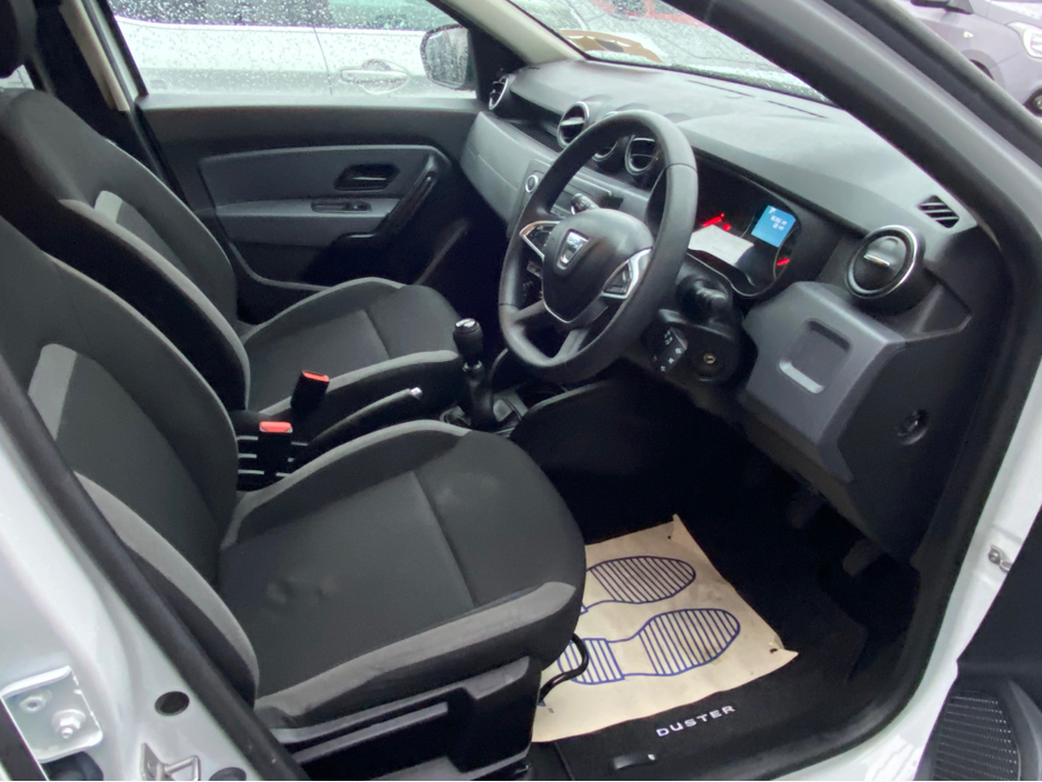 2019 Dacia Duster - image 2