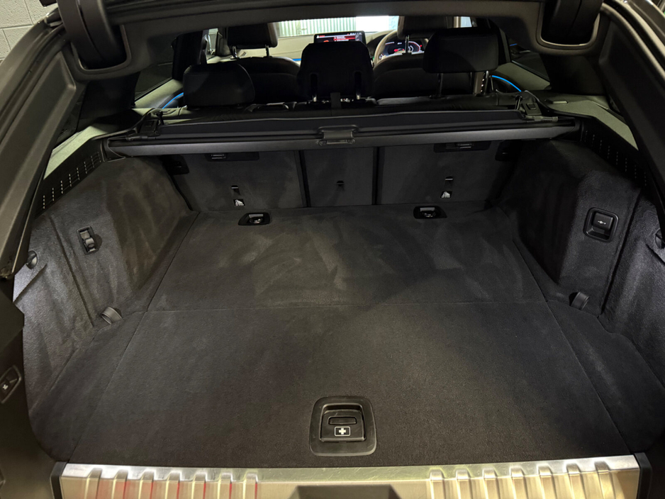 2022 BMW 5 Series - image 31