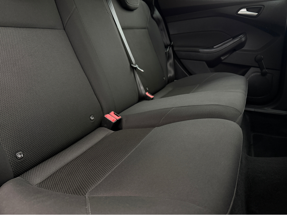 2016 Ford Focus - image 18
