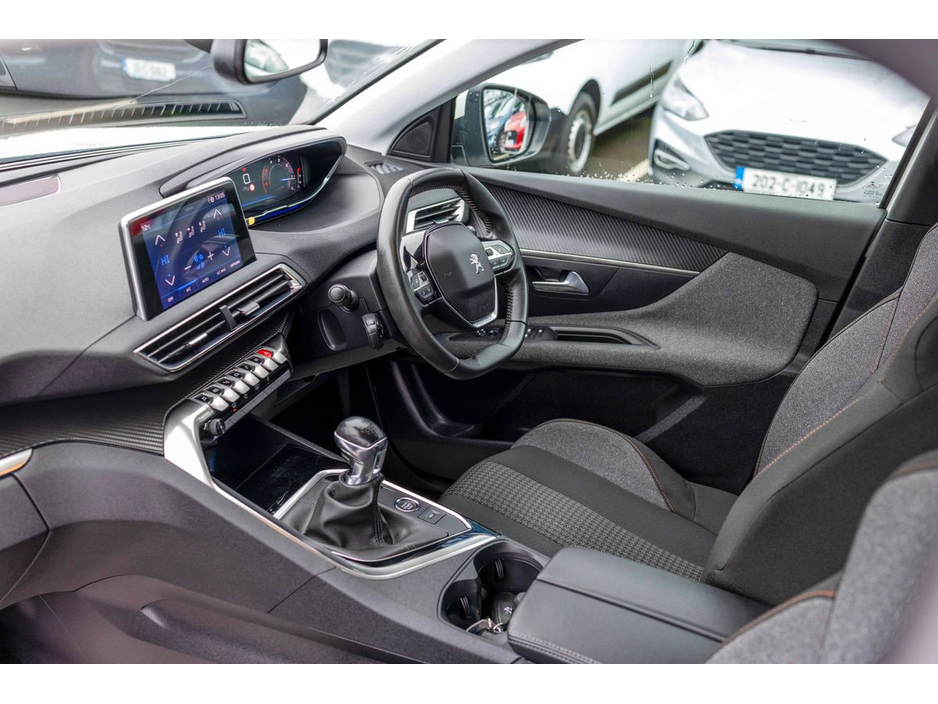 2021 Peugeot 3008 - image 5