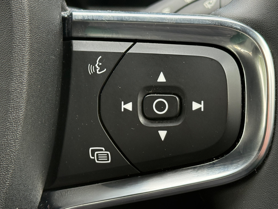 2023 Volvo XC40 - image 24