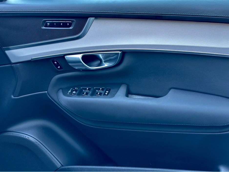 2025 Volvo XC90 CORE T8 PHEV AWD AUTO