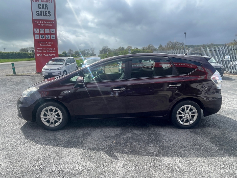 2014 Toyota Prius Alpha - image 4