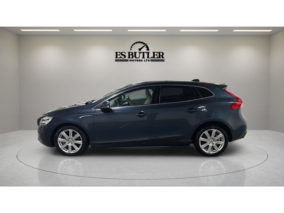 2017 Volvo V40 - image 2