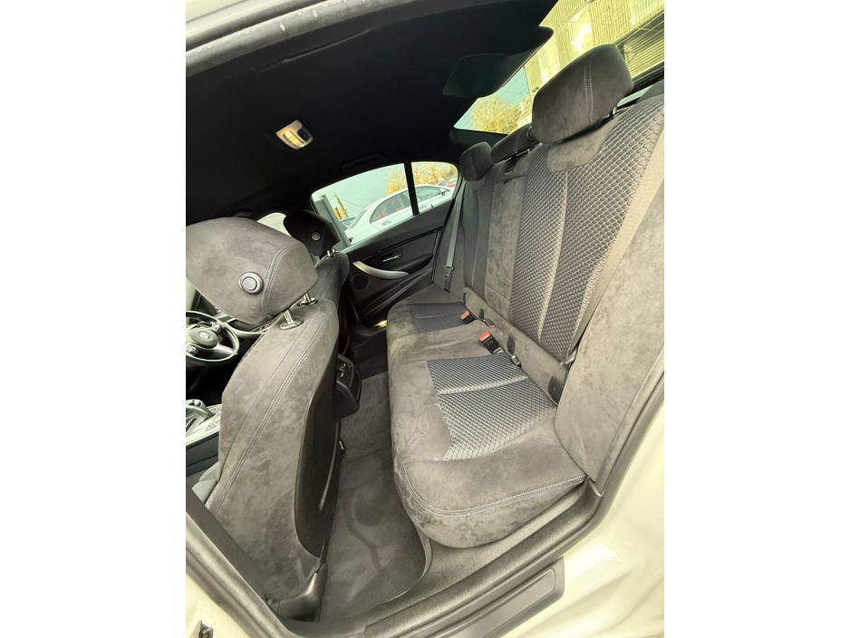 2017 BMW 3 Series - image 18