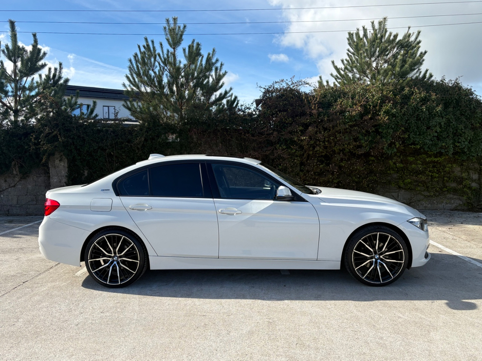 2016 BMW 3 Series - image 4