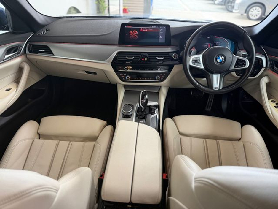 2020 BMW 5 Series - image 8