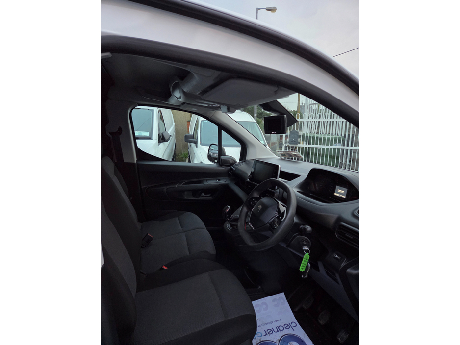 2021 Peugeot Partner - image 7