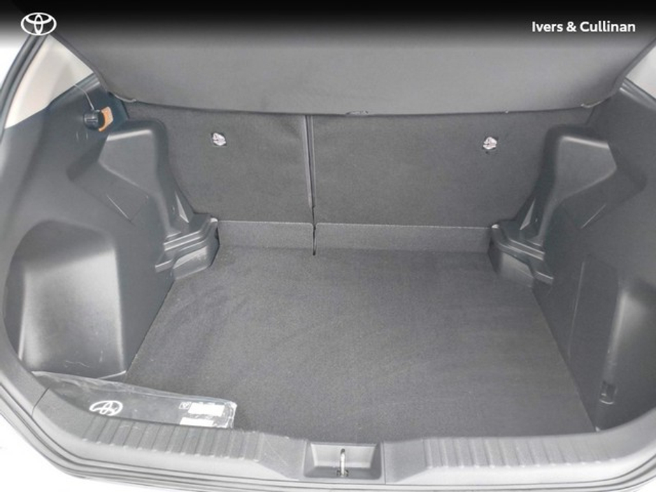 2023 Toyota Yaris Cross - image 7