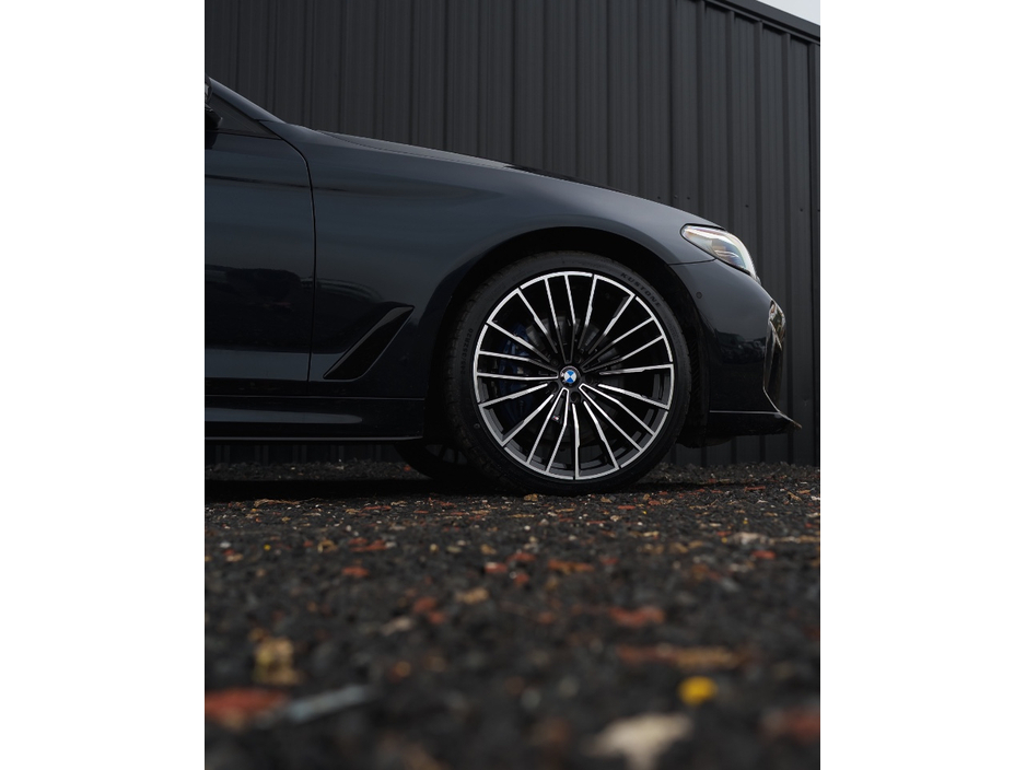 2021 BMW 5 Series - image 5