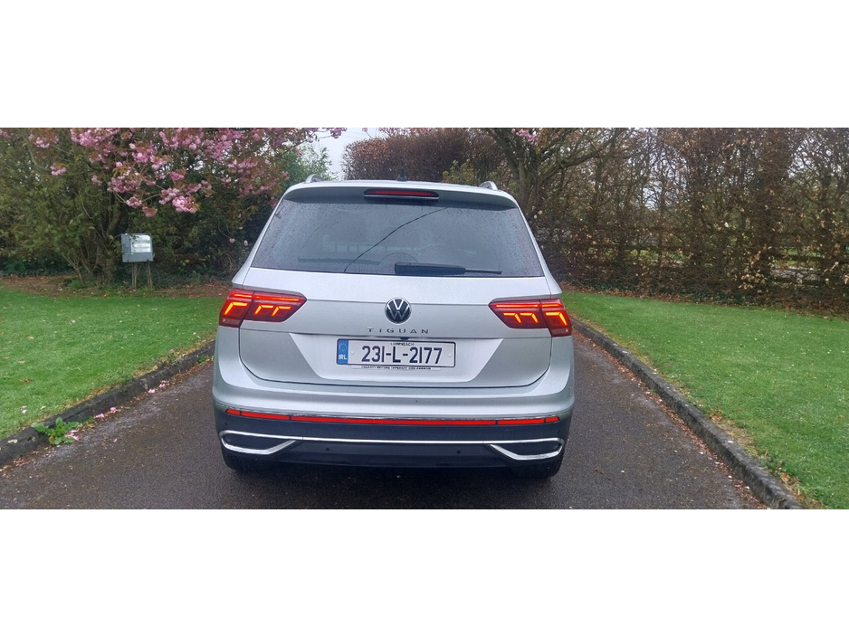 2023 Volkswagen Tiguan - image 5