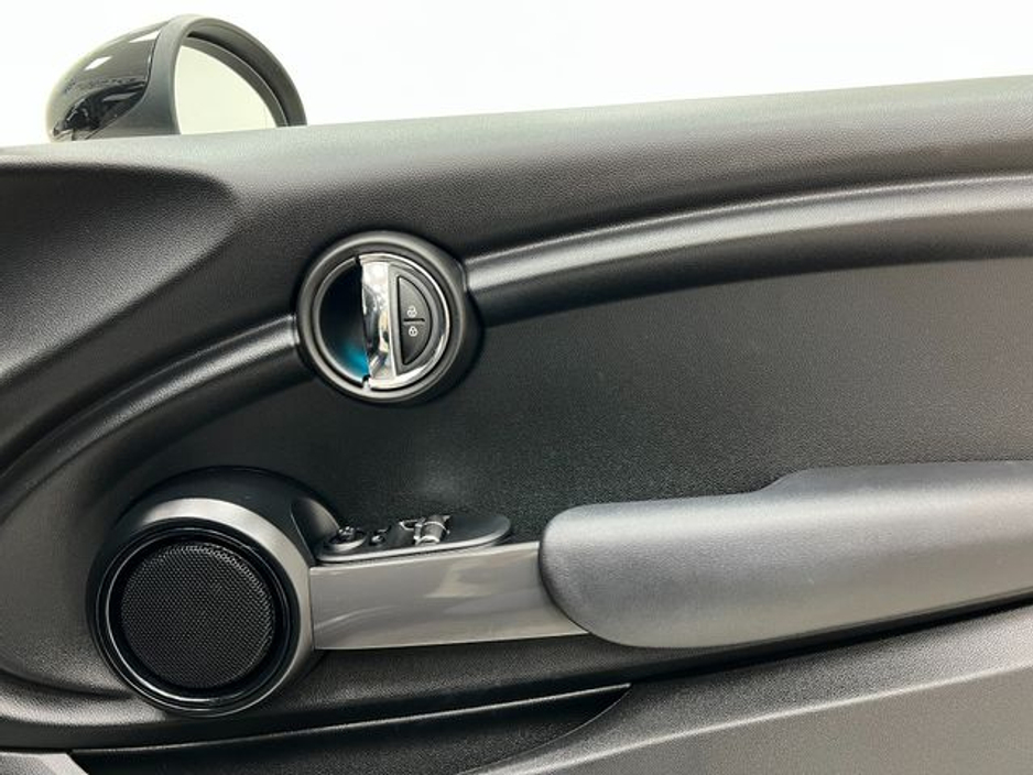 2017 MINI Cooper D - image 26