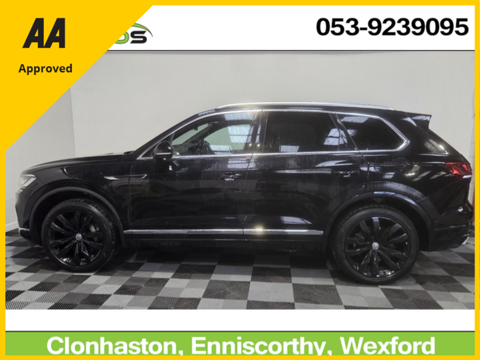 2022 Volkswagen Touareg - image 3