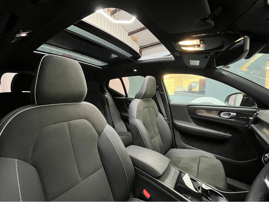 2023 Volvo XC40 - image 17