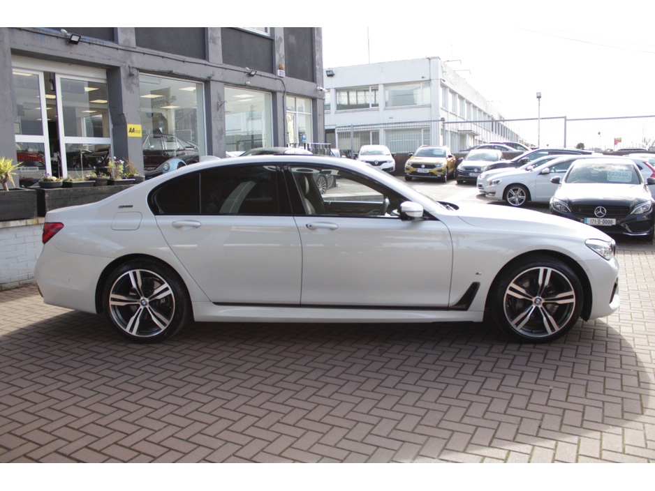2019 BMW 7 Series - image 3