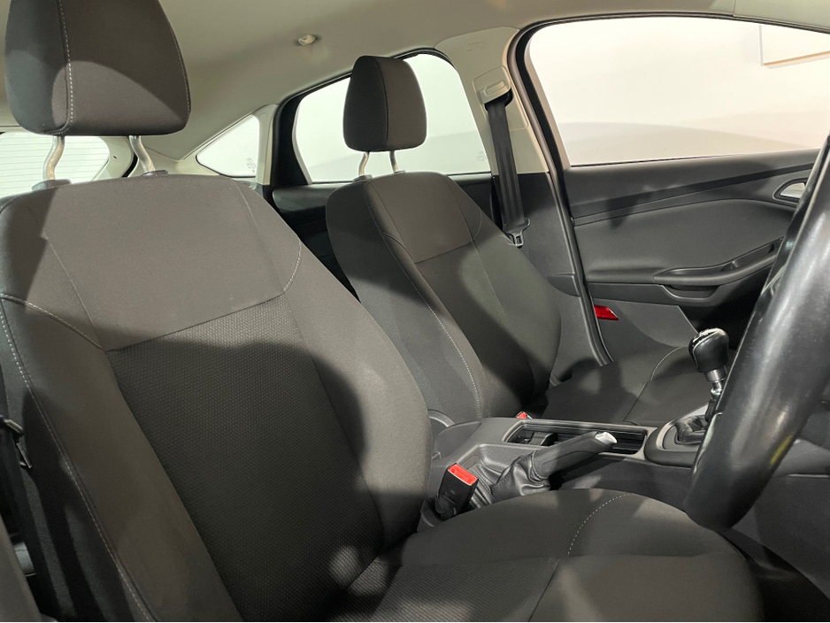 2016 Ford Focus - image 13
