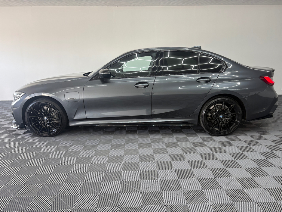 2021 BMW 3 Series - image 12