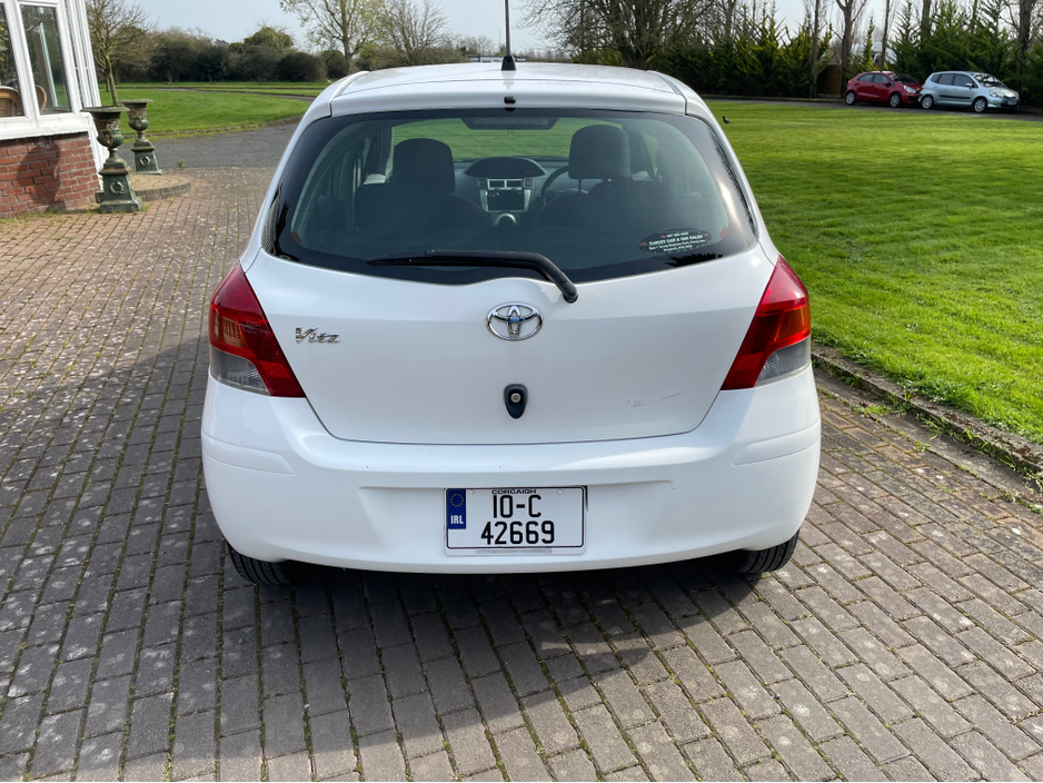 2010 Toyota Yaris - image 5