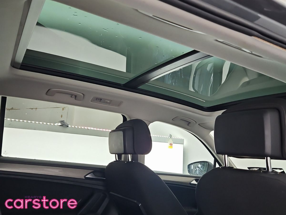 2018 Volkswagen Tiguan - image 17