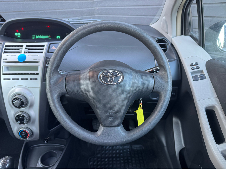 2007 Toyota Yaris - image 12