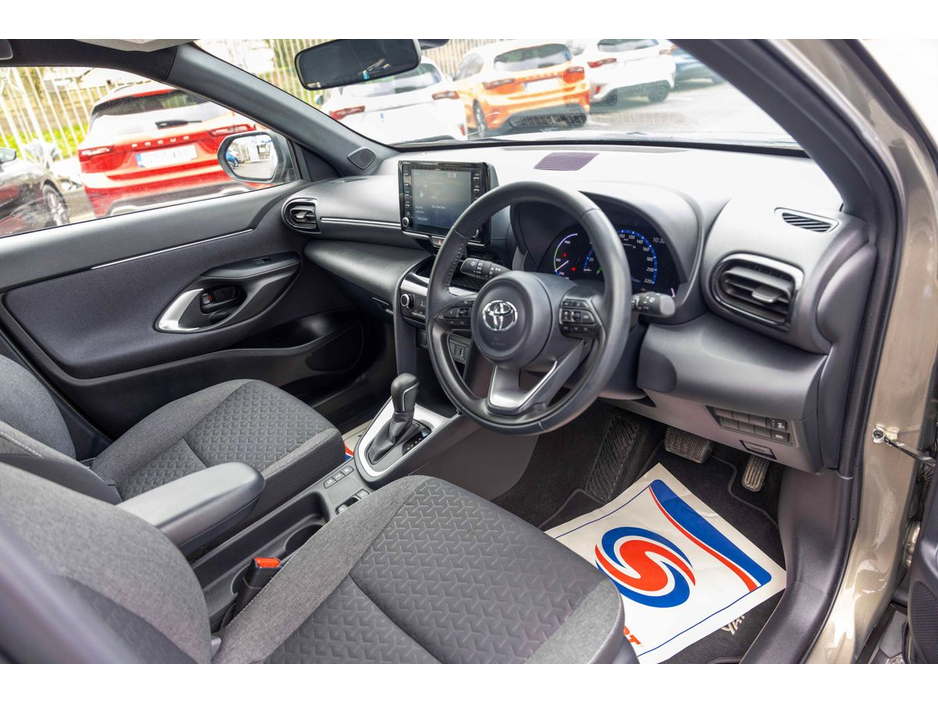 2024 Toyota Yaris Cross - image 6