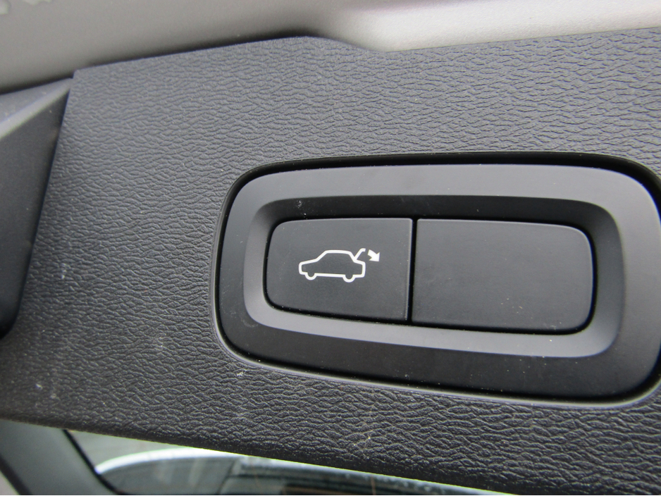 2020 Volvo V60 - image 17