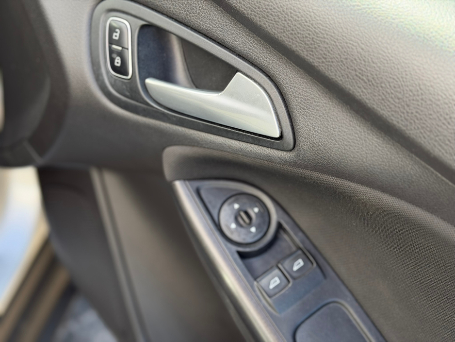 2017 Ford Focus - image 9