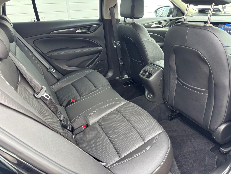 2022 Opel Insignia - image 13